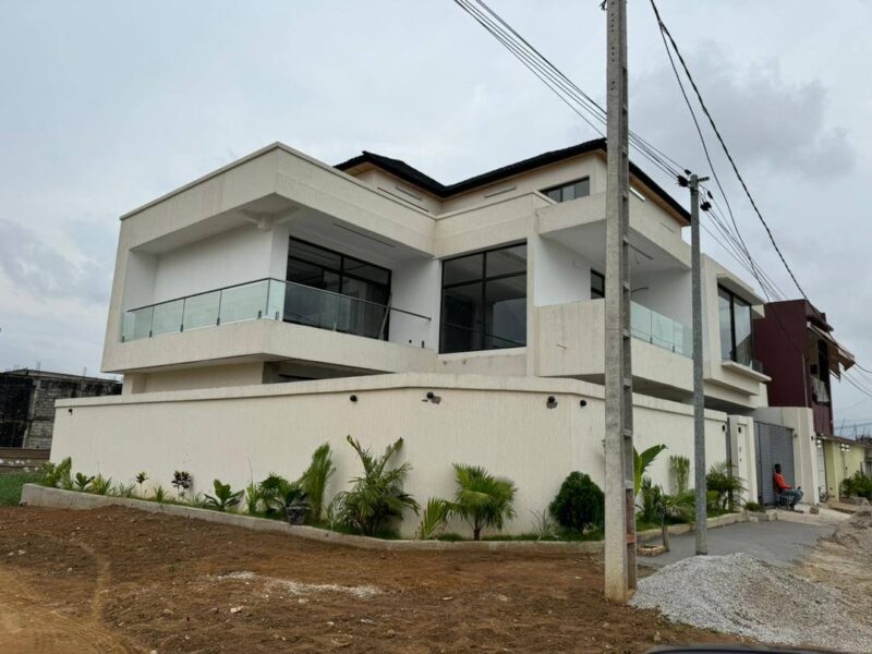 Villa duplex 6 pièces avec piscine et garage – Angré Nouveau CHU