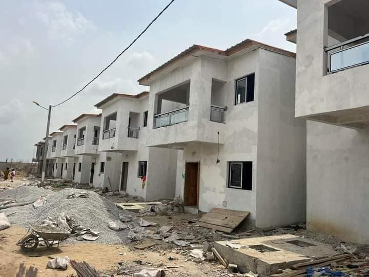 Vente de villas duplex modernes à Abidjan – Akidom Immobilier & Services